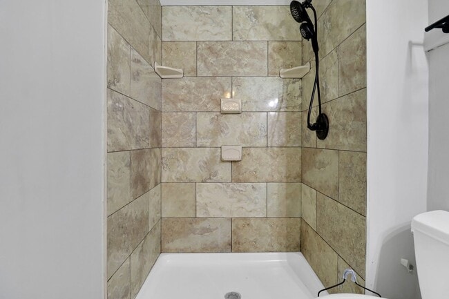 Building Photo - 4 BR, 2 BATH townhouse in downtown Charleston, SC.