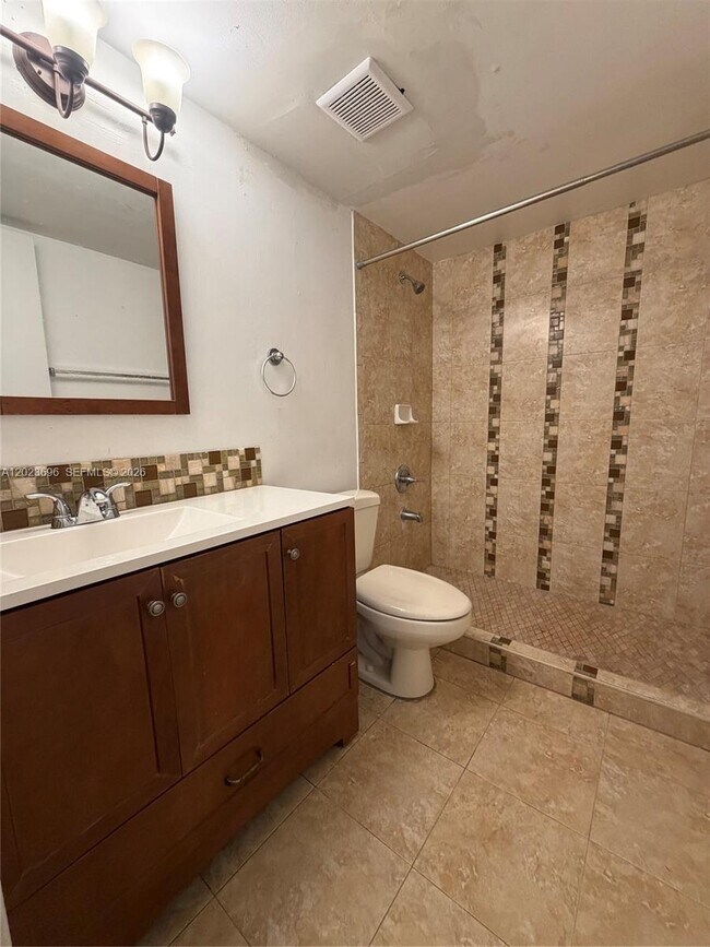 Building Photo - 9150 Fontainebleau Blvd