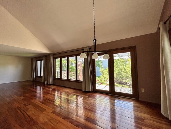 Building Photo - Gorgeous 4 Bedroom Townhome Steps from Boulder Country Club