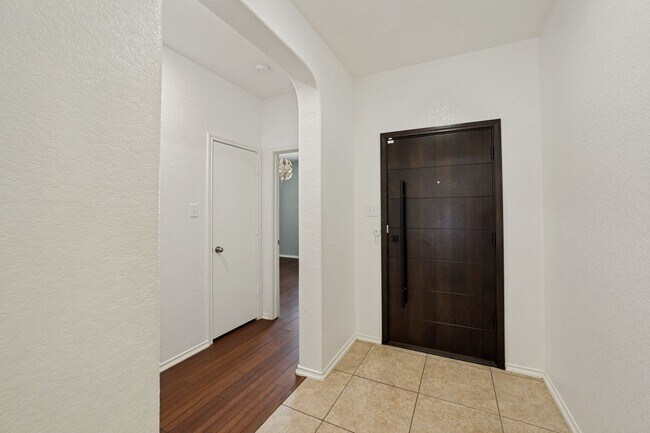 Building Photo - GORGEOUS 3-BEDROOM HOME WITH SPARKLING POOL