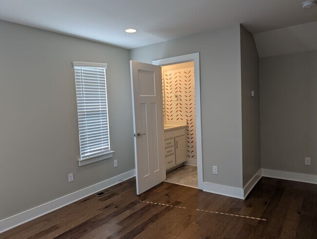 Building Photo - End-unit townhome in Bryant Park Terrace! 2-beds, 2-full baths, and 2-half baths.