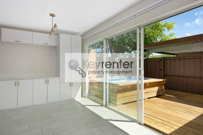 Building Photo - 1833 Clearbrooke Dr