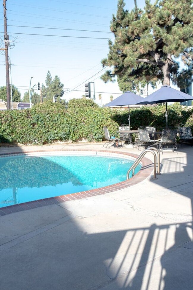 Building Photo - 1/2 OFF FIRST MONTH'S RENT studio with ALL UTILITIES PAID!