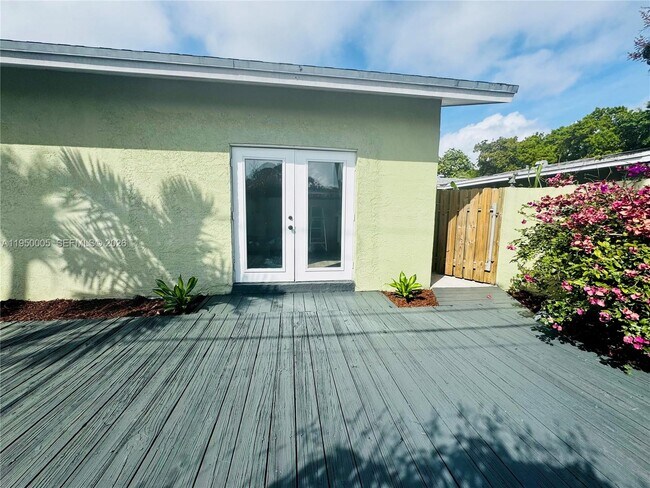 Building Photo - 1012 NE 17th Ct