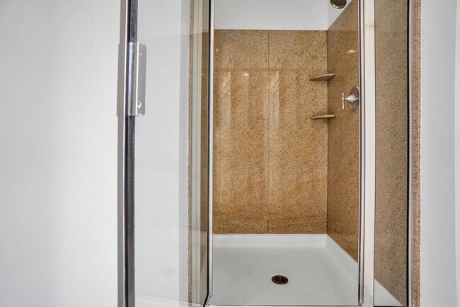 Building Photo - Gorgeous downtown unit! Views from every room!