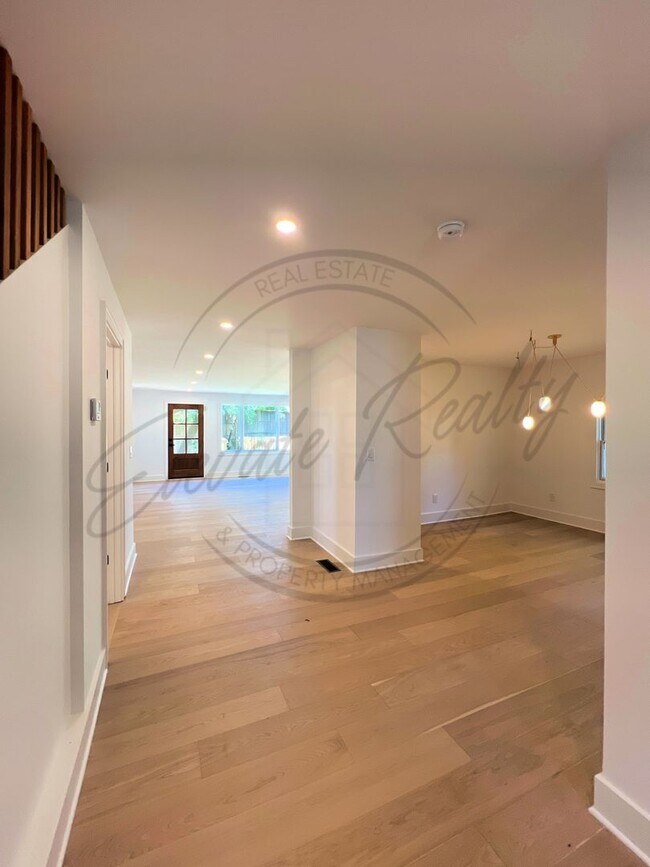 Building Photo - Modern Elegance in the Heart of Nashville ...