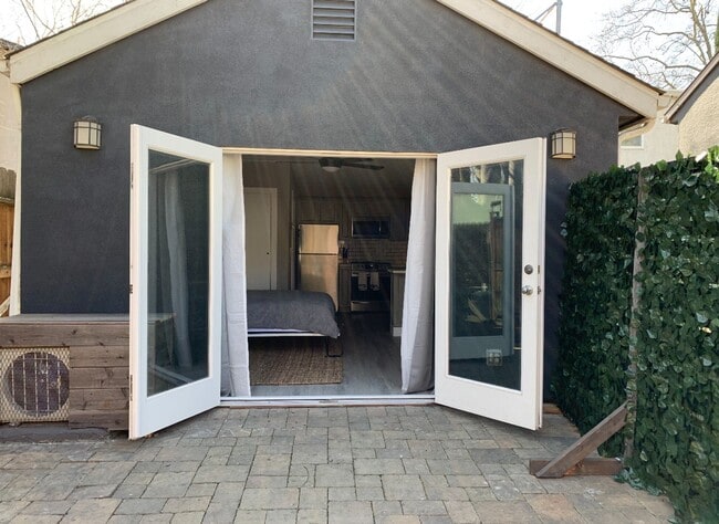 Building Photo - Renovated Studio in Downtown Sacramento! O...