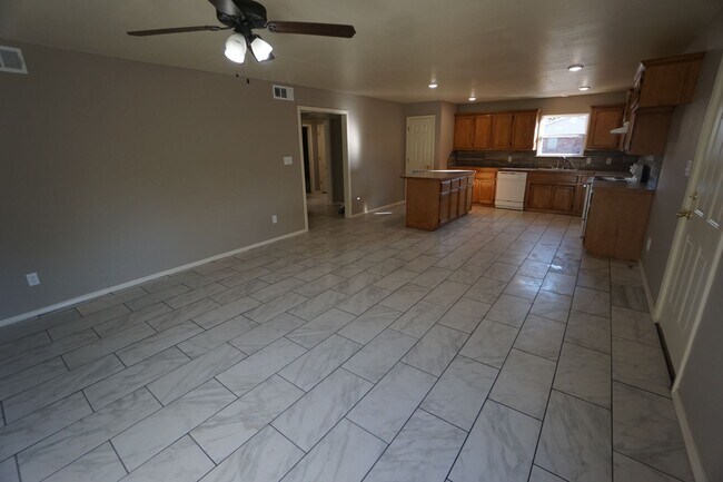 Building Photo - Completely Remodeled Like New 3 Bed 2 Bath...
