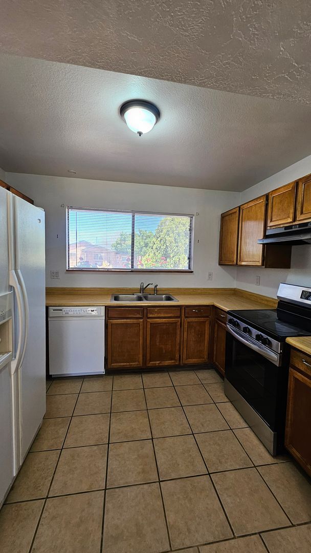 Building Photo - 3 bed 1.5 bath