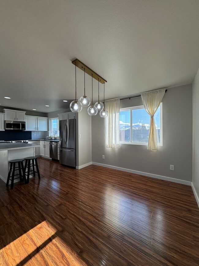 Building Photo - Newly Renovated & Ready to Impress!