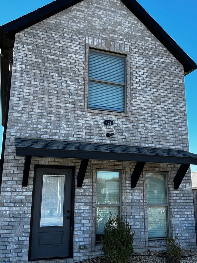 Building Photo - Water Included - Newer 2 Bedroom 1.5 Bathroom Town Home Now Pre-leasing with Upcoming move in!!!!