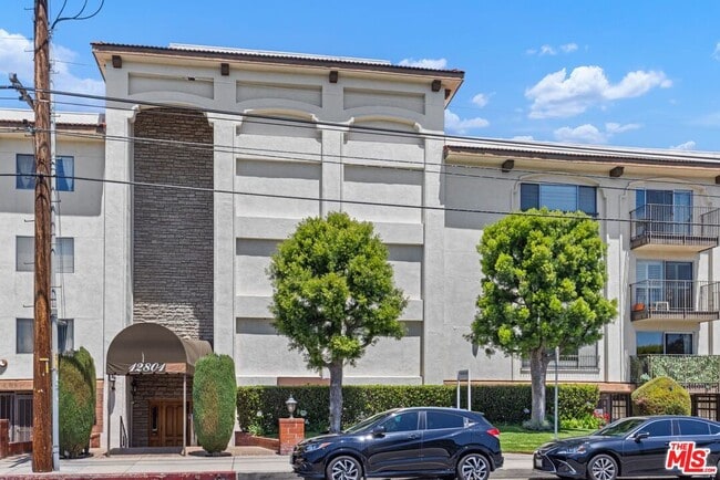 Building Photo - 12801 Moorpark St