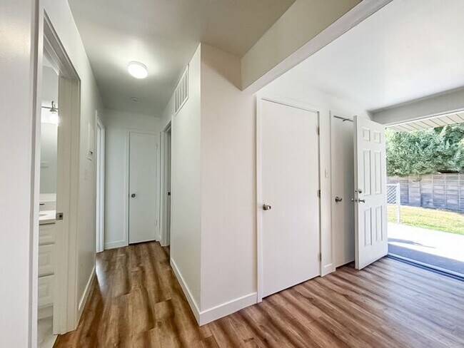 Building Photo - 2 Bed 1 Bath - New carpet - New paint - Great location!