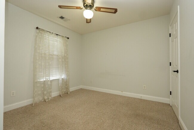 Building Photo - Spacious 4-bedroom, 2.5-bath home with a p...