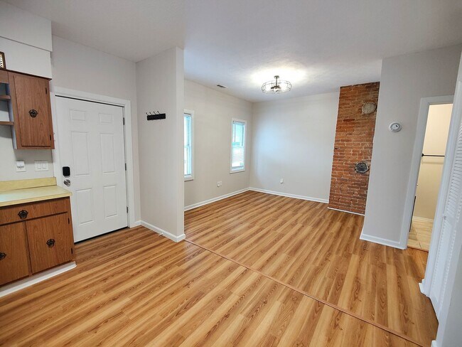 Building Photo - *Recently Updated 2BD/1BA Apartment availa...