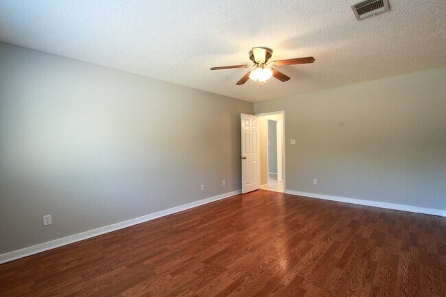 Building Photo - Updated 4 Bedroom • 2.5 Bath • West Round Rock • Downstairs Primary Suite • Two Living Areas • La...