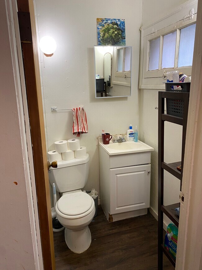 Building Photo - 428 S Division St