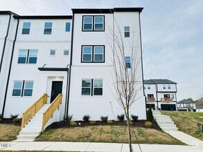 Building Photo - 4 Bedroom End Unit Townhome for Rent