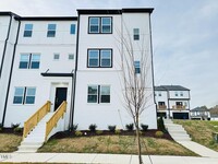Building Photo - 4 Bedroom End Unit Townhome for Rent