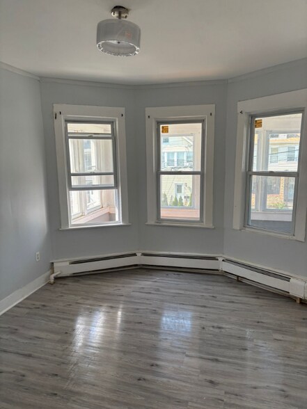Building Photo - 392 E 9th Ave