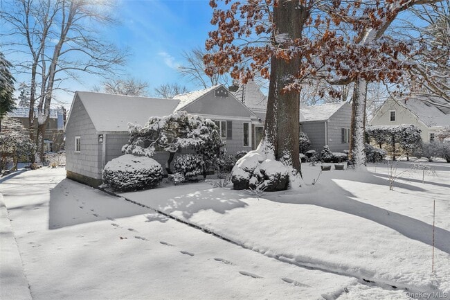 Building Photo - 232 Round Hill Rd