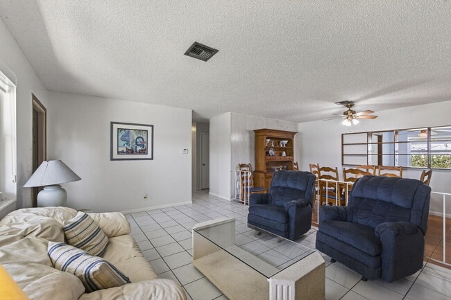 Building Photo - 704 Juniper Dr