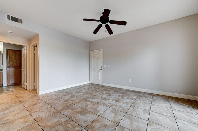 Building Photo - Spacious 2 Bedroom Condo in Gated Community!