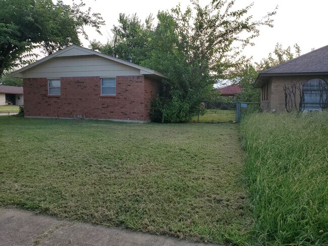 Building Photo - 8417 S Villa Ave