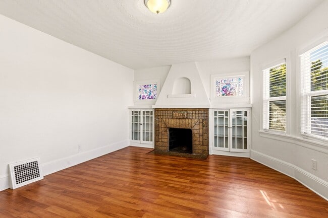 Building Photo - Spacious 3-Bedroom House in Oakland's Meadow Brook