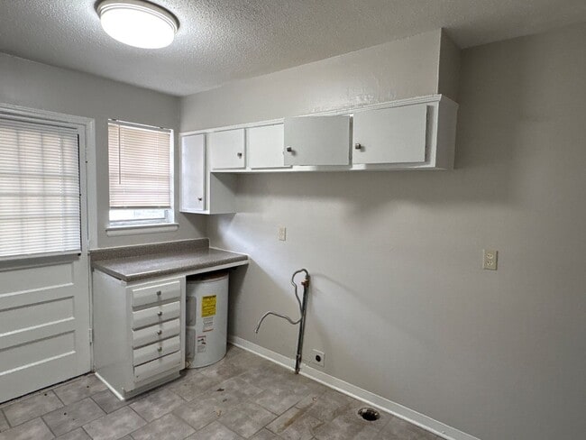 Building Photo - Freshly Renovated 2-bedroom 1 bath duplex