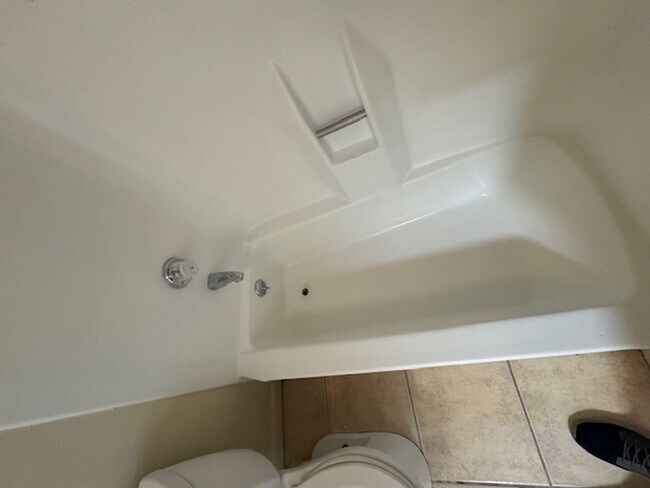 Building Photo - Long Beach 2 bed 1.5 Bath Condo - Pool, Laundry, & Parking included!