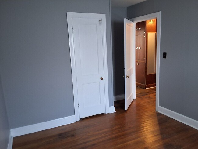 Building Photo - Comfy 3 Bed, 1 Bath