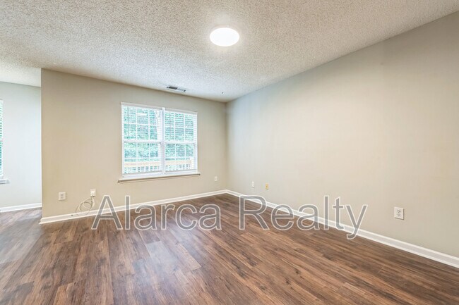 Building Photo - 8787 Robinson Forest Dr