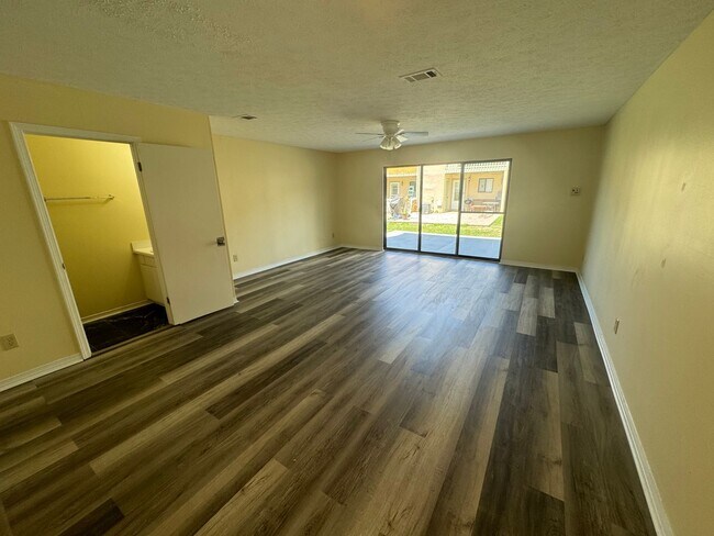 Building Photo - Great Two Bedroom-Freshly Remodeled-$500.00 off first months rental rate with approved application!