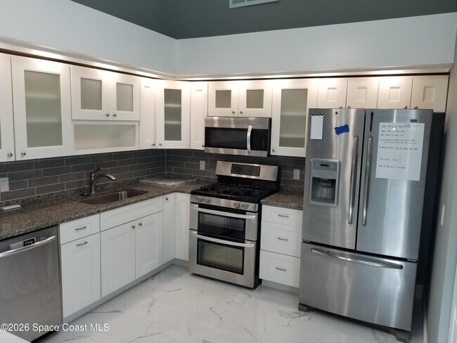 Building Photo - 3685 Oakhill Dr