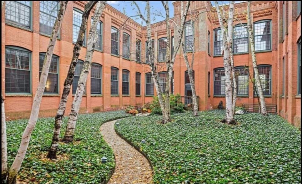 Building Photo - 25 Grand St