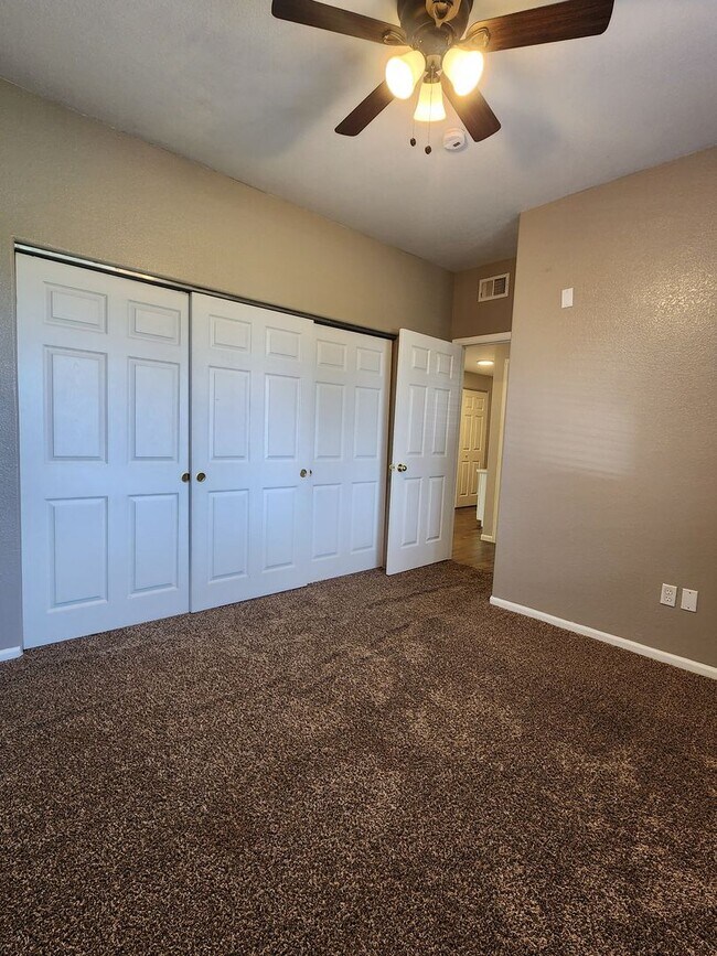 Building Photo - Amazing first floor condo in Littleton!!