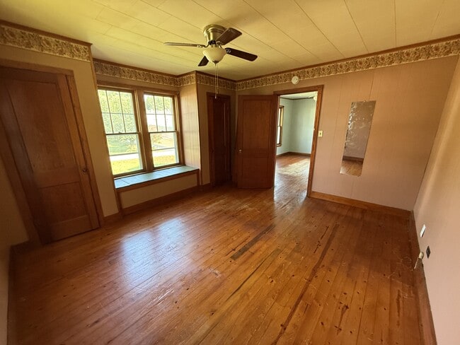 Building Photo - 347 S Cedar St
