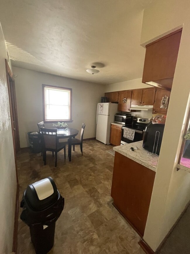 Building Photo - 2 BED / 1 BATH DUPLEX