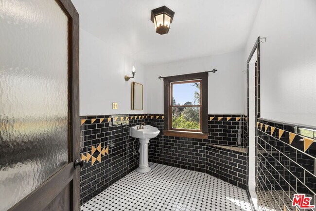 Building Photo - 1409 Avon Park Terrace