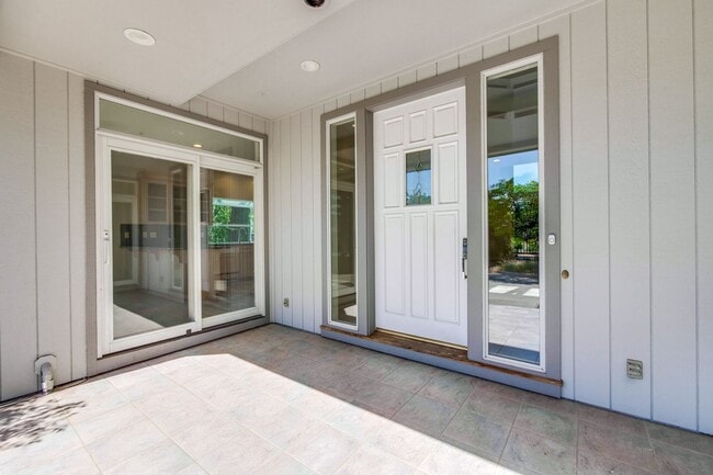 Building Photo - Large 3,767 sqft home on a 10,000 sqft lot- 2 bed located on 1st floor w/ separate entrance - Top...