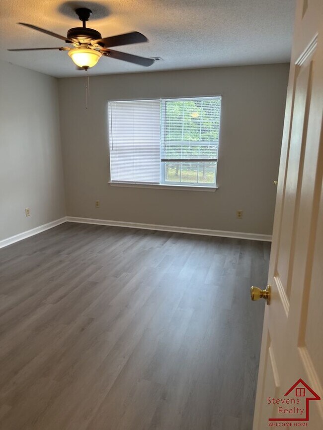 Building Photo - 143 East Ave