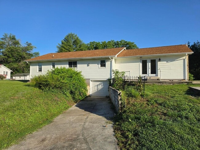 Building Photo - 3 bedrooms 2 bath
