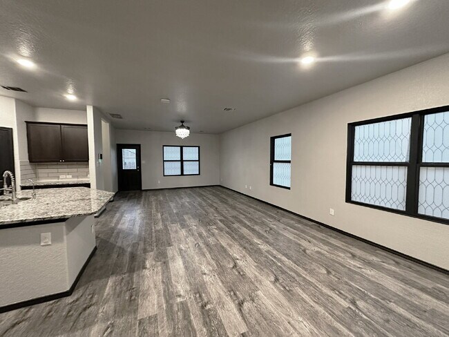 Building Photo - Spacious 5 Bedroom, 3.5 Bath Home with 2,6...