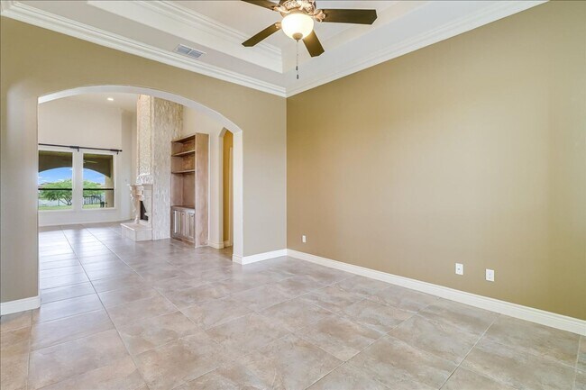 Building Photo - 6241 Lago Vista Dr