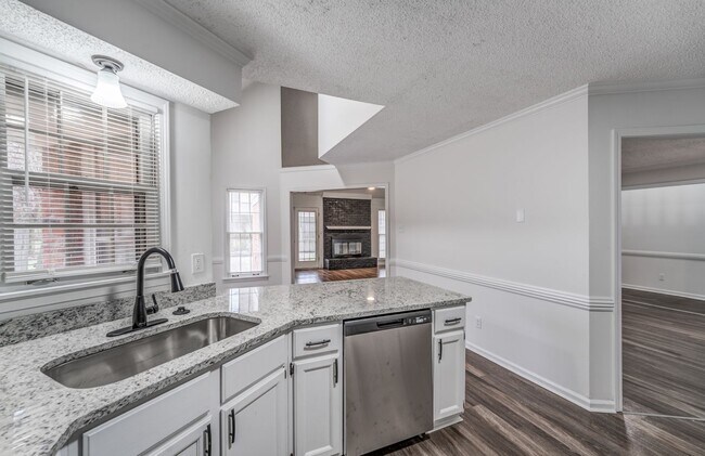 Building Photo - Style, Space, and Convenience in the Heart...