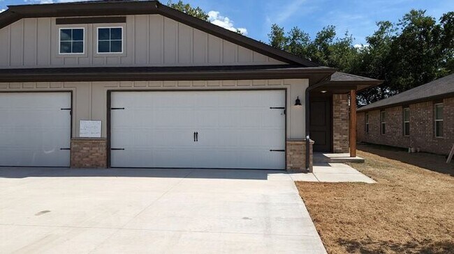 Building Photo - 3 Bed 2 Bath 2 Car Duplex Freedom Villas in Midwest City, OK