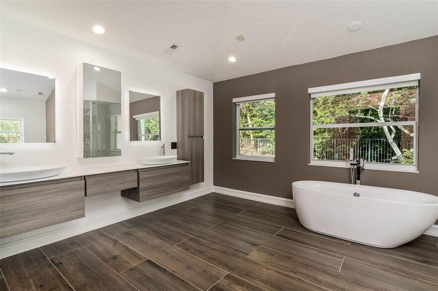 Building Photo - 1222 Manor Ct