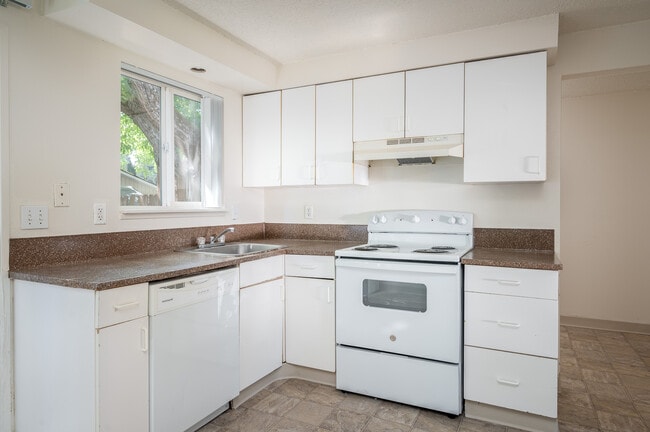 Building Photo - Greenbriar Apartments