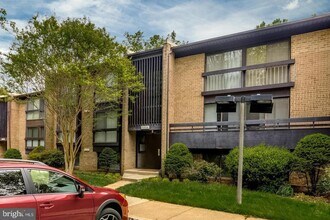 Building Photo - 11564 Rolling Green Ct